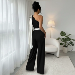 Combinaison noire chic à une épaule avec nœud blanc contrastant et coupe jambe large