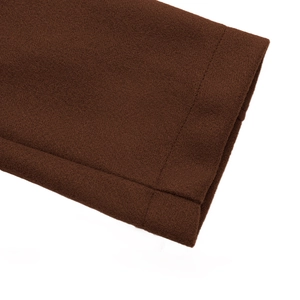 Macro della trama del tessuto del cappotto di lana marrone scuro e dettagli della cucitura