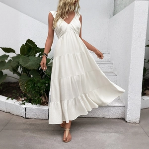 Elegante abito lungo bianco con scollo a V, pieghe e balze a strati per vacanze estive