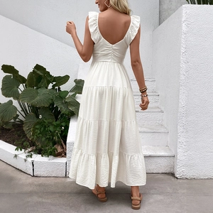 Elegante abito lungo bianco senza maniche con balze e schiena a V per l'estate