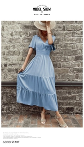 Dettaglio dell'abito azzurro con scollo a V, gonna a balze e design con vita elastica