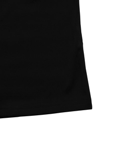 Détail de l'ourlet à double surpiqûre sur le tissu en mesh noir respirant de la combinaison