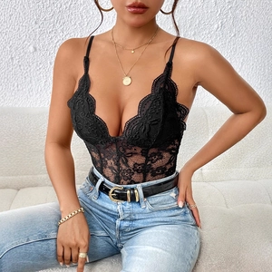 Body sexy en dentelle noire avec décolleté en V profond et bords festonnés avec jean