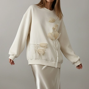 Oversized beige crewneck sweatshirt for women with 3D tulip floral appliques and rib trim