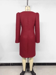 Vue arrière d'une robe en tweed rouge foncé à manches longues et fermeture éclair