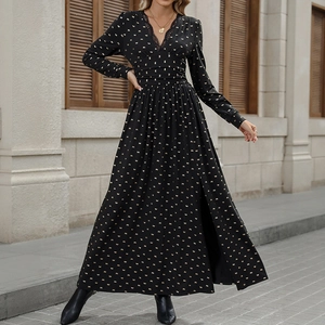 Robe longue élégante à manches longues noire avec imprimé nœuds dorés et dentelle