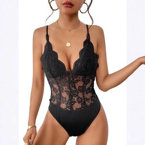 Body sexy en dentelle noire avec col en V profond et motif floral sur fond blanc pur