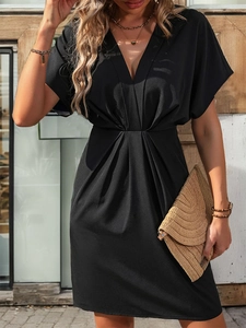 Détail d'une robe noire à col en V avec manches courtes et plis à la taille ajustée