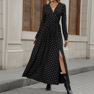 Robe noire élégante à manches longues avec col en V en dentelle, imprimé et fente haute