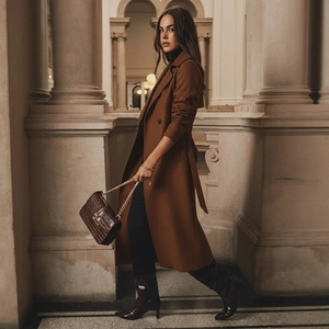 Elegante cappotto lungo in lana caramello con cintura in vita e revers per l'autunno
