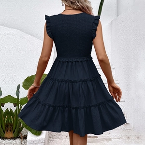 Robe d'été sans manches bleu foncé à volants avec dos smocké et taille haute ajustée