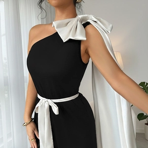 Combinaison asymétrique chic noire avec grand nœud en satin blanc et longs rubans