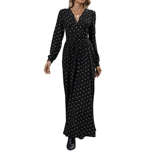 Robe longue élégante à manches longues avec col en V en dentelle et imprimé floral noir