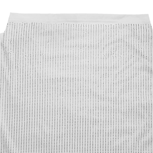 Détail du tissu blanc avec des rangées verticales de strass argentés sur le t-shirt