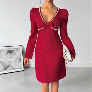 Robe élégante rouge foncé à manches longues avec col en V, perles et détail de nœud
