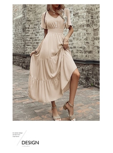 Dettaglio dell'elegante abito con scollo a V, bottoni decorativi e gonna a balze balze