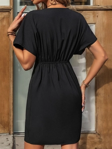Vue détaillée du pli arrière et de la taille élastique sur cette robe d'été noire