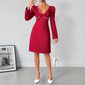 Robe rouge élégante en tweed à col V avec perles et nœud pour la Saint Valentin