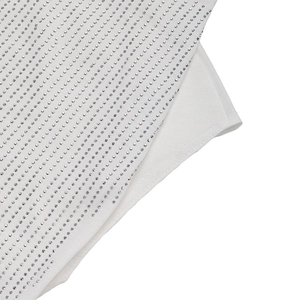 Détail macro du tissu blanc avec strass argentés étincelants et coutures de haute qualité