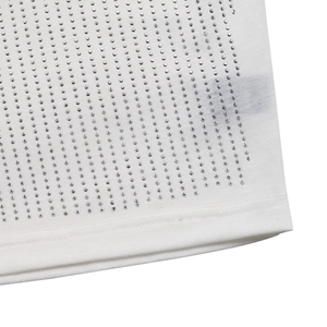 Détails du tissu du t-shirt blanc avec strass argentés et coutures à double aiguille de qualité