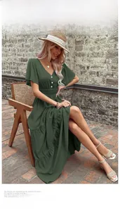 Dettaglio dell'elegante abito lungo verde scuro con scollo a V e maniche a volant