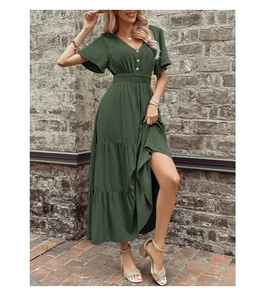 Dettaglio vestito verde scuro con scollo a V, maniche a farfalla e gonna a balze