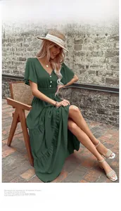 Dettaglio dell'abito lungo verde scuro con scollo a V, maniche con volant e bottoni