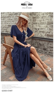 Dettaglio dell'abito midi blu scuro con scollo a V, maniche a balze e gonna a strati