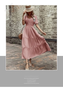Dettaglio vestito rosa con scollo a V, gonna a balze e vita elastica a pieghe