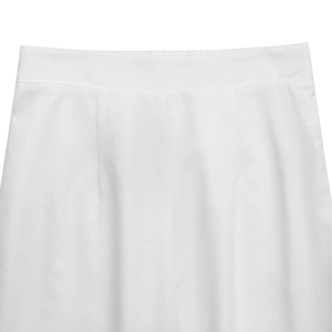 Détail d'un pantalon blanc taille haute avec pinces avant et finition de taille épurée