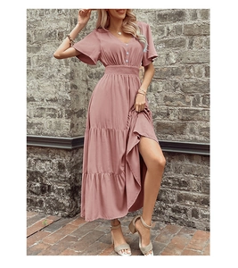 Dettaglio dell'abito midi rosa polvere con scollo a V, maniche a balze e gonna a balze a strati