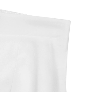 Détail de la taille en tissu sergé blanc avec coutures fines et structure élastique