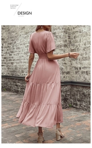Dettaglio dell'abito rosa a balze con vita elastica a pieghe e trama in chiffon a strati