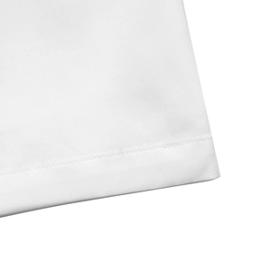 Gros plan détaillé montrant la texture du tissu sergé blanc et la couture de bordure