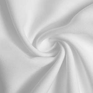 Détail macro du tissu sergé blanc élégant avec texture douce et plis délicats