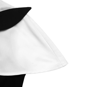 Détail de la manche trompette blanche avec surpiqûres noires et tissu tissé de qualité
