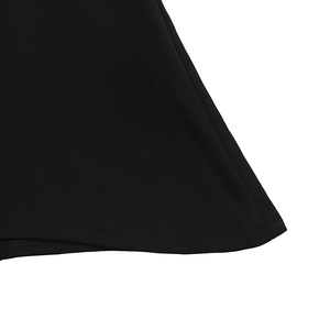 Détail de l'ourlet en tissu noir montrant les coutures de précision et la texture du lot