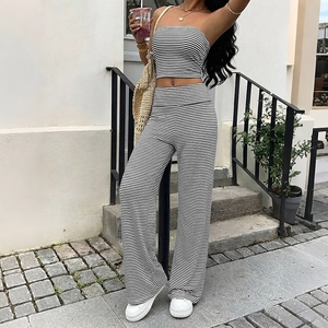 Ensemble deux pièces rayé pour femme avec haut court et pantalon large pour l'été