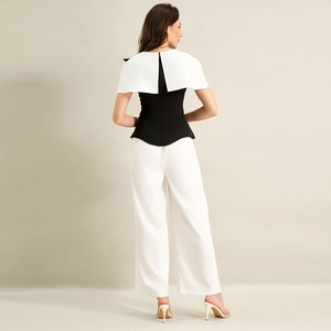 Ensemble chic deux pièces avec haut noir à col châle blanc et pantalon large fluide