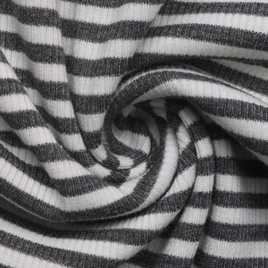 Gros plan du tissu en maille côtelée douce à rayures horizontales noires et blanches