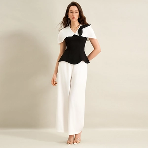 Ensemble élégant avec chemise contrastée noire et blanche et pantalon blanc large