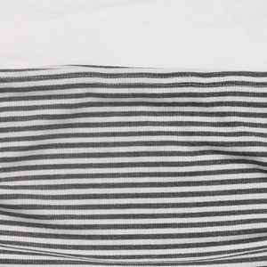 Gros plan du tissu en maille côtelée à rayures grises et blanches montrant les finitions