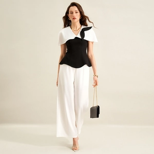 Ensemble chic deux pièces avec chemisier contrasté noir et blanc et pantalon large
