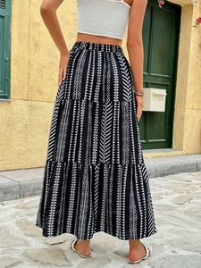 Détails de la jupe longue bohème à étages avec motifs géométriques et taille élastique