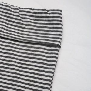 Gros plan sur un tissu en maille côtelée à rayures noires et blanches, texture et qualité