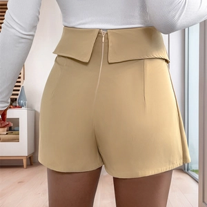 Vista posteriore di una gonna-pantalone a pieghe Y2K kaki a vita alta con cerniera invisibile
