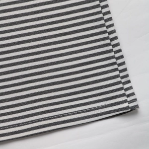 Détail des coutures et de l'ourlet en maille côtelée à rayures noires et blanches
