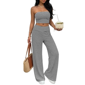 Ensemble d'été pour femme avec haut court rayé noir et blanc et pantalon large