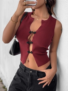 Débardeur moulant bordeaux avec boutons chinois et design ajouré élégant