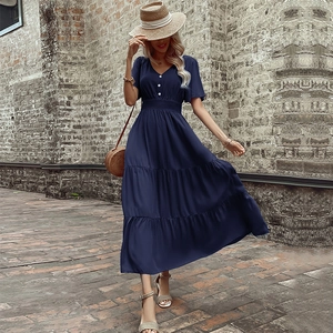 Elegante abito lungo a balze blu navy con scollo a V e maniche a farfalla per l'estate